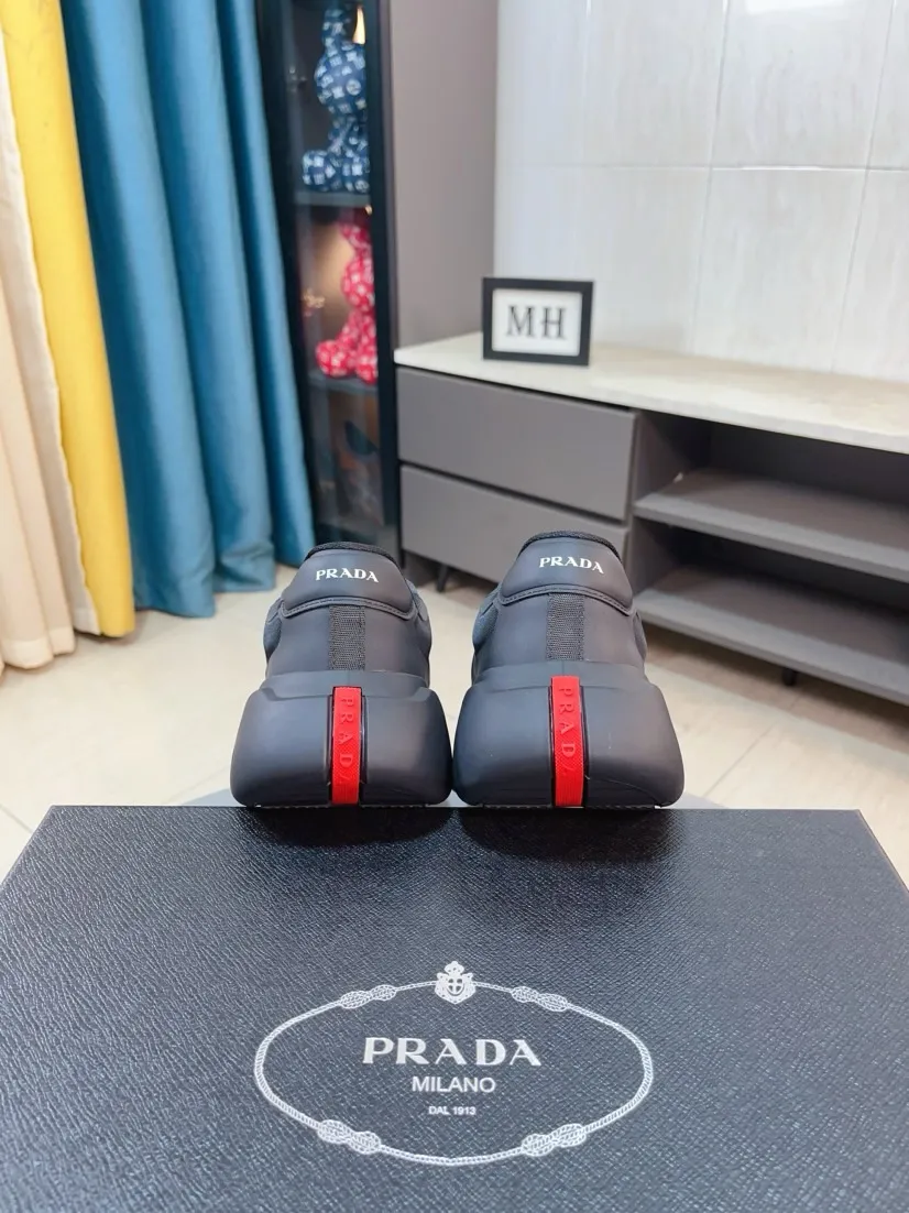 The ex-factory price is 680🌹🌹The high-quality new Prada (Prada) counters are launched simultaneously. The new men's shoes and 😘fabrics are selected from imported mesh and glue-spraying technology. Imported cowhide lining. 👍🏿High-end☄️Open-molded non-slip rubber outsole, exquisite lines, simple and elegant, comfortable and high-end for leisure travel. Code number: 38 to 44